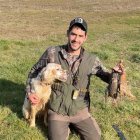 Borja Llamazares con uno de sus perros y varias piezas cobradas en el estreno de la temporada.