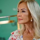 Carmen Lomana, siempre impecable, reflexiona con humor y elegancia sobre las declaraciones de Cristina Pedroche en su sección radiofónica.