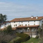 Azpikoetxea conserva la arquitectura original del caserío navarro en plena naturaleza, con un porche acristalado que se asoma al paisaje del valle de Larraun