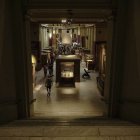 Visitantes recorren hoy viernes las salas del Museo de Antigüedades Egipcias de El Cairo, que alberga aún colecciones dedicadas a la civilización faraónica, con estatuas, sarcófagos y objetos funerarios de distintas dinastías