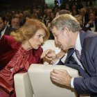 Feijóo conversa con Ana Botella durante la presentación del nuevo libro de Aznar, el jueves en Madrid.