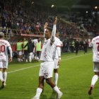 Lucas Ribeiro celebra con la afición culturalista el gol de la primera victoria en el estadio Reino de León.