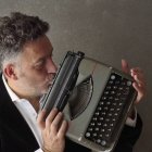 Mikel Santiago, aclamado escritor español dentro del género del thriller, vuelve a las librerías con 'La chica del lago'.