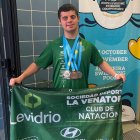 Pablo Miguel con tres de las cuatro medallas que logró.