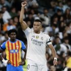 Mbappé anotó un doblete en la goleada del Real Madrid al Valencia en el Bernabéu.