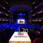 Las presentadoras Elena Sánchez y Llum Barrera durante la gala de clausura de la 70ª edición de la SEMINCI, en el Teatro Calderón, a 1 de noviembre de 2025, en Valladolid, Castilla y León (España).