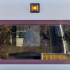 Un forense inspecciona el lugar de los ataques, dentro del tren.