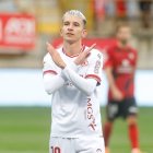 Luis Chacón celebra como recoge la imagen el primer gol de la Cultural frente al Mirandés.