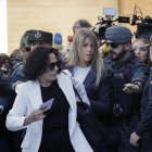 Maribel Vilaplana, la periodista que comió con el president de la Generalitat, Carlos Mazón, el 29 de octubre de 2024, el día de las inundaciones que causaron 229 muertos, a su llegada este lunes a los juzgados de Catarroja (Valencia). EFE/Manuel Bruque.