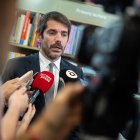 El ministro de Cultura, Ernest Urtasun, atiende a los medios, a 21 de octubre de 2025, en Paiporta, Valencia, Comunidad Valenciana (España). Ambos han visitado diversos espacios culturales valencianos afectados por la dana.