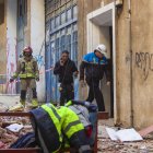 Una explosión registrada en una vivienda en la Calle Diego Acebes ha afectado a la fachada y ocasionado varios heridos, uno de ellos trasladado a Burgos. En la imagen, efectivos de policía municipal y bomberos acceden al inmueble.