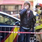 El alcalde de Soria, Carlos Martínez, escucha las explicaciones de uno de los bomberos en la explosión de una bombona que derrumbó un edifico en Soria.