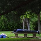 Jóvenes durmiendo en un parque de León.