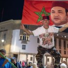 Un hombre celebra la resolución de la ONU, que respalda a Marruecos.