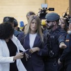 Maribel Vilaplana, la periodista que comió con el president de la Generalitat, Carlos Mazón, el 29 de octubre de 2024, el día de las inundaciones que causaron 229 muertos, a su llegada este lunes a los juzgados de Catarroja.