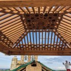 Imagen de archivo de la colocación del artesonado de la iglesia de Valcabado.