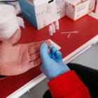 Foto de archivo de una campaña de Crus Roja de León para detectar el VIH, con un simple pinchazo en el dedo.