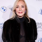 Carmen Lomana apostó por un look sofisticado con transparencias y piel, demostrando que el glamour no tiene edad.