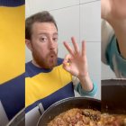 El creador de contenido @comeconhumor muestra el arroz a la zamorana mientras destaca su sabor con un gesto de aprobación.