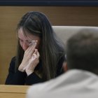 Rosa Álvarez, presidenta de la Asociación de Víctimas 29O, llora ayer en el Congreso.