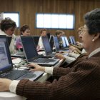 Varias personas aprenden a manejar Internet.