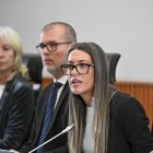 La portavoz en el Congreso de Junts per Catalunya, Míriam Nogueras (d), durante la rueda de prensa de este jueves de Junts en el Congreso para analizar el momento que atraviesa la legislatura. EFE/ Fernando Villar.