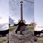 Alba Sáenz, historiadora y divulgadora salmantina, explica el significado de las cruces de término en un vídeo grabado junto a una de ellas en la entrada de un pueblo castellano.