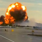 Captura de video tomada de un rastreo en redes sociales que muestra el momento de la explosión de un avión de la empresa de carga UPS, el pasado 4 de noviembre, en el aeropuerto internacional Muhammad Ali, en Louisville (Kentucky, EE.UU). EFE/Rastreo de Redes.