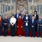 La reina Letizia con las personas premiadas y la ministra Diana Morant en El Pardo.
