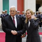 Mahmud Abás junto a Giorgia Meloni.