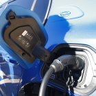 Un vehículo eléctrico utilizando un punto de recarga.