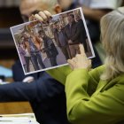 La senadora Mar Caballero muestra una fotografía del presidente del Gobierno con Koldo.