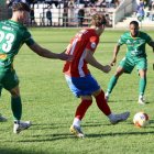 Mario y Aleixo tratan de frenar a un rival.