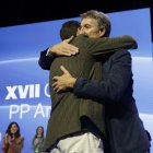 El presidente de la Junta y del Partido Popular en Andalucía, Juanma Moreno, junto al líder del partido, Alberto Núñez Feijó.