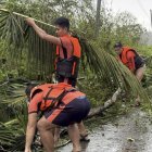 Imagen de personal militar limpiando carreteras.