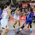 Orrit intenta interceptar un pase de Domínguez en una jugada de ataque de la Cultural.