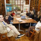 Participantes en el I Simposio Internacional de Familias Monoparentales en la biblioteca de Sierra Pambley.