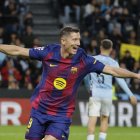 Lewandowski, con tres goles, pone al Barcelona a solo tres puntos del líder Real Madrid.