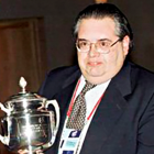 Juan Díez Guisasola con la copa de Campeón de Segunda División B durante su etapa como presidente de la Cultural.