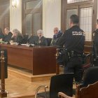 Los acusados, junto a sus abogados, al inicio de la vista