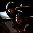 Dos alumnos durante la prueba analizan sus exámenes.