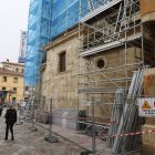 Las obras en el exterior de San Isidoro afectan temporalmente el paso de los peatones.