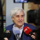 El catedrático emérito de la Facultad de Veterinaria de la Universidad de Zaragoza Juan José Badiola se dirige a los medios tras su encuentro con los principales productores del sector avícola de Aragón.