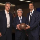 MADRID, 10/11/2025.- El consejero delegado del Atlético de Madrid Miguel Ángel Gil (i), y el presidente del equipo, Enrique Cerezo (c), posan junto a Robert Givone (d), socio de Apollo y co-gestor de ASC Apollo Sports Capital (ASC). EFE/ Atlético De Madrid SOLO USO EDITORIAL/SOLO DISPONIBLE PARA ILUSTRAR LA NOTICIA QUE ACOMPAÑA (CRÉDITO OBLIGATORIO)