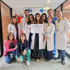 Los oftalmólogos de la Gasbi junto con Raquel Souto en el centro.