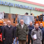 Gerardo Álvarez Courel y Roberto Aller, junto a operativos del servicio de vialidad invernal, durante la presentación de la campaña.