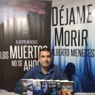 Alberto Meneses, con su colección de libros publicados.
