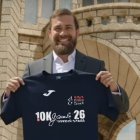 Imagen del video promocional de la carrera con un actor caracterizado de Gaudí.