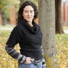 Alicia Quirós posa en la Universidad de León.