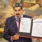 Nicolás Maduro con la orden ejecutiva firmada ayer.